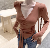 Haut cache-cœur en tricot moulant